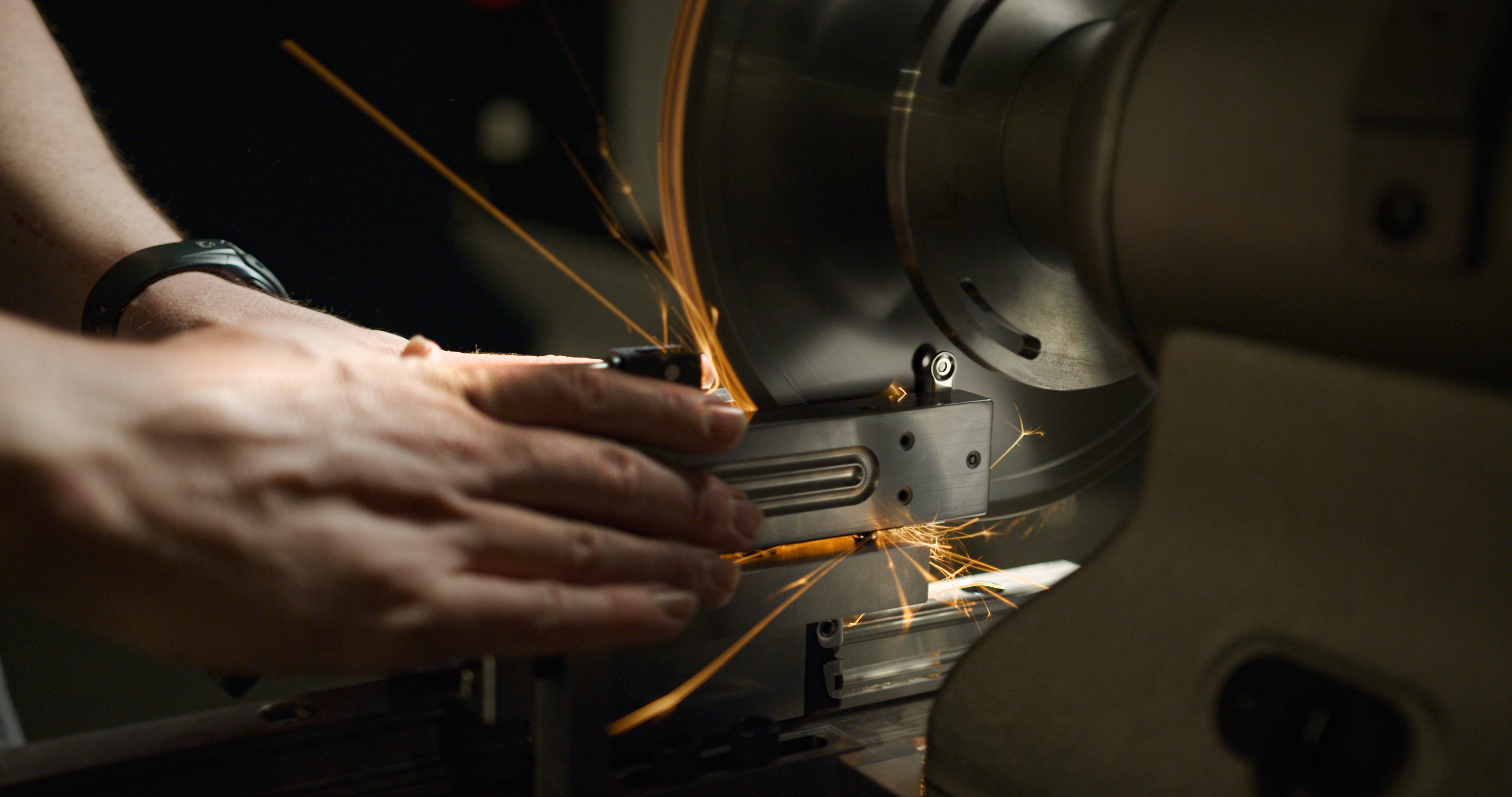 Precision grinding of the EDJY single blade